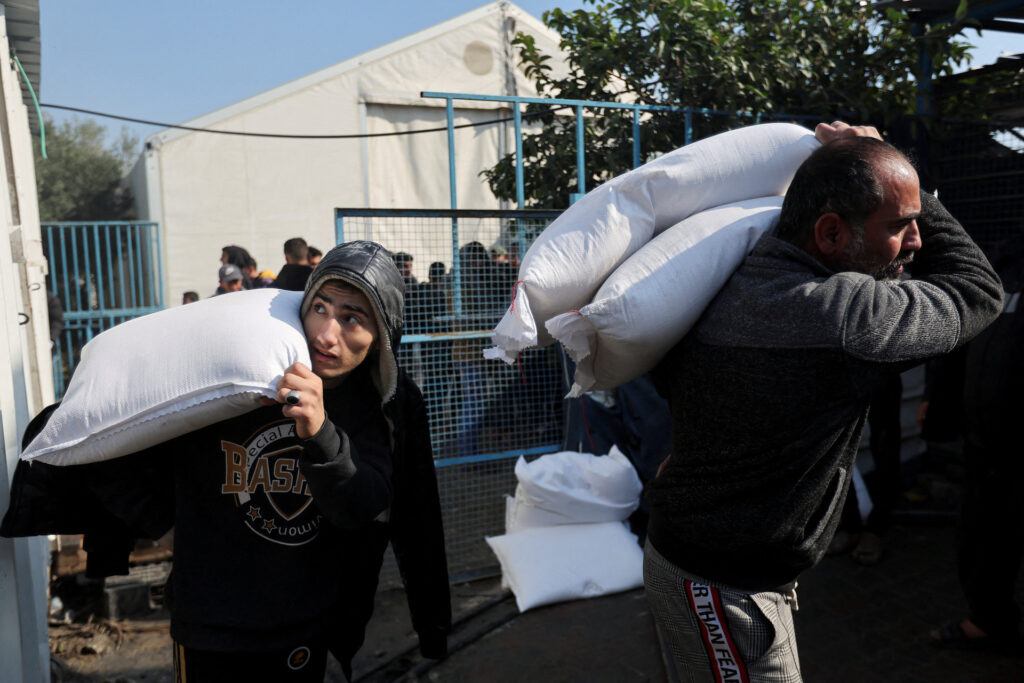Σκηνές χάους στη Γάζα – Πεινασμένοι άνθρωποι τρέχουν πίσω από φορτηγά που μεταφέρουν βοήθεια [Βίντεο]