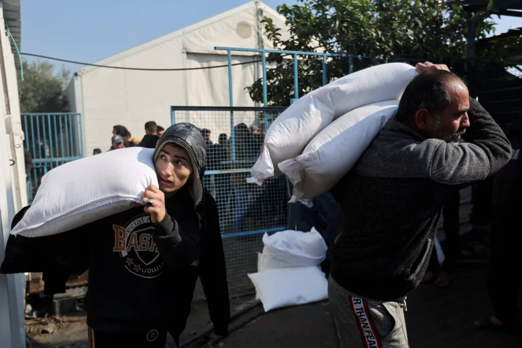 Σκηνές χάους στη Γάζα – Πεινασμένοι άνθρωποι τρέχουν πίσω από φορτηγά που μεταφέρουν βοήθεια [Βίντεο]