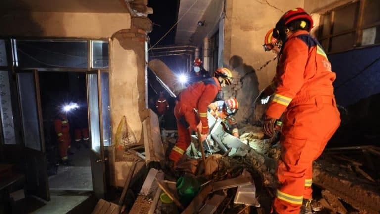 Κίνα: Στους 131 οι νεκροί από τον σεισμό