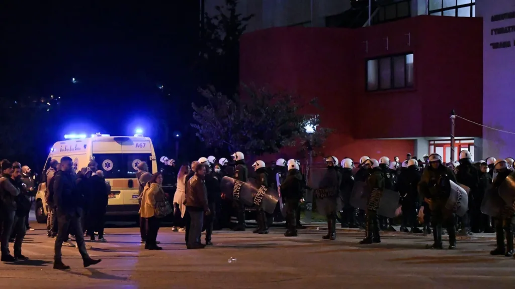 Επεισόδια στου Ρέντη: «Έχω ζητήσει 100 χιλιάδες φορές συγγνώμη από την οικογένεια του αστυνομικού» λέει ο πατέρας του 18χρονου [Βίντεο]