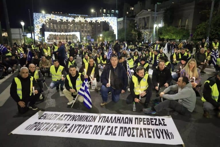 Καθιστική διαμαρτυρία ένστολων έξω από τη Βουλή: «Προστατέψτε αυτούς που σας προστατεύουν» [εικόνες & βίντεο]
