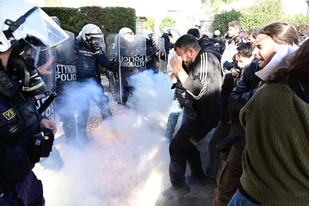 Σύνοδος Πρυτάνεων: Επεισόδια με χημικά στο Καβούρι – Διαμαρτυρίες φοιτητών για τα ιδιωτικά πανεπιστήμια