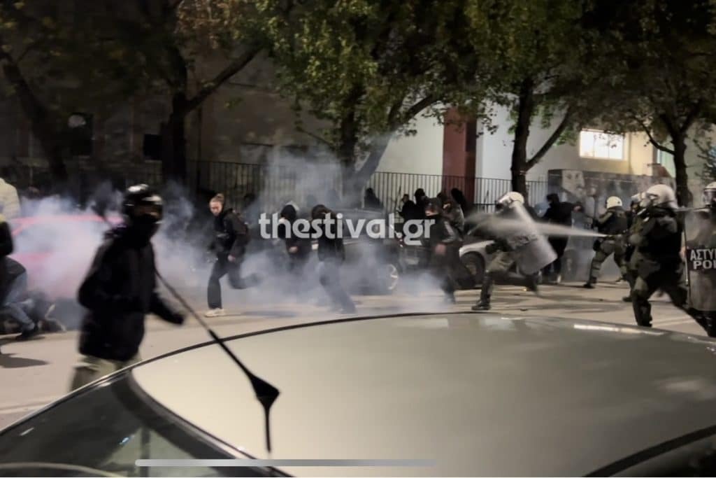 Επεισόδια μεταξύ αντιεξουσιαστών και ΜΑΤ έξω από το ΑΠΘ