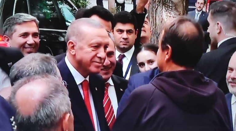 Ερντογάν: Η στιγμή που συναντά τον Αταμάν έξω από την Τουρκική Πρεσβεία – Ο απολαυστικός διάλογος [βίντεο]