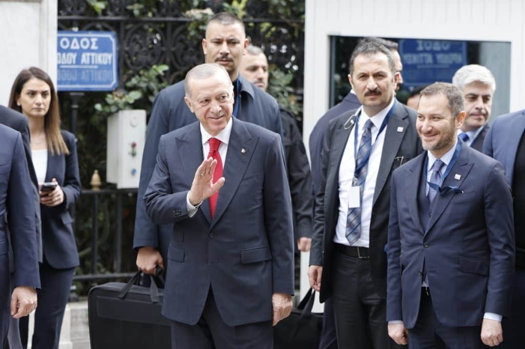 Ερντογάν: «Είπαμε με τον Μητσοτάκη να τελειώσουμε με τις αερομαχίες» – Τι είπε μέσα στο αεροπλ