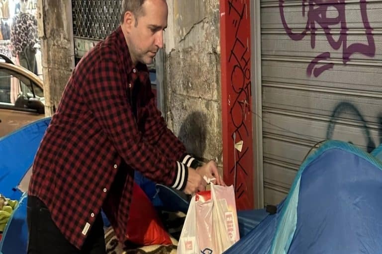 Το «θαύμα» της αγάπης και της προσφοράς γιατρεύει πληγές – Η Αποστολή προσέφερε εδέσματα στους αστέγους