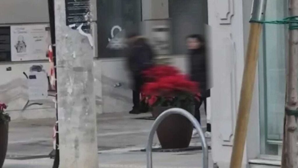 Χανιά: «Ξαναμμένο» ζευγάρι γίνεται θέαμα παραμονή Χριστουγέννων