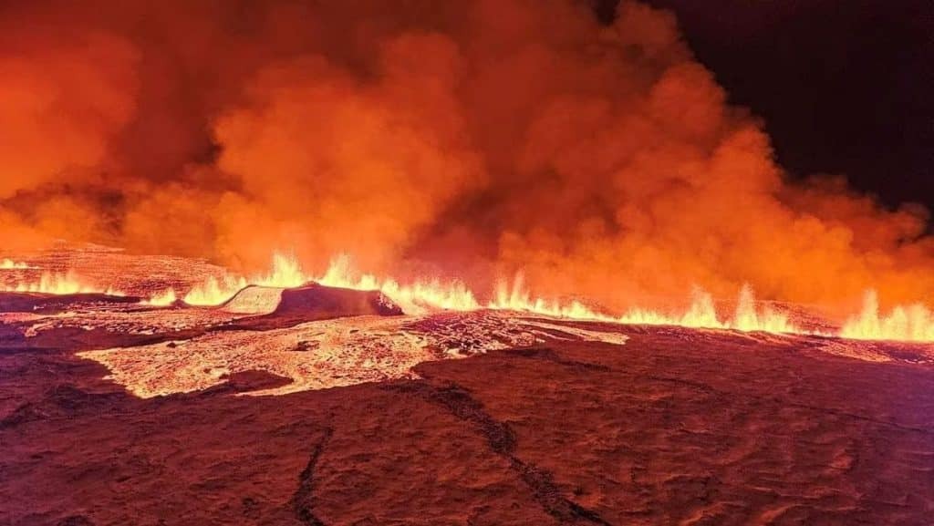 Συγκλονιστικές φωτογραφίες από την έκρηξη ηφαιστείου στην Ισλανδία – Ποτάμια η λάβα