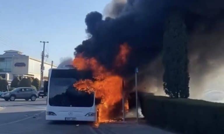 Παρολίγον τραγωδία: Φωτιά σε σχολικό λεωφορείο που μετέφερε μαθητές