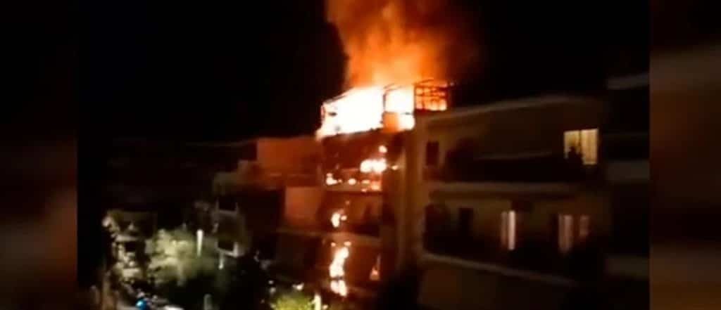 Φωτιά στα Πατήσια: Τι απαντά η Πυροσβεστική στην καταγγελία του πατέρα της άτυχης γυναίκας