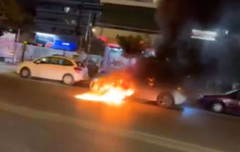 Φωτιά σε αυτοκίνητο στη Λεωφόρο Βεΐκου – Δείτε βίντεο
