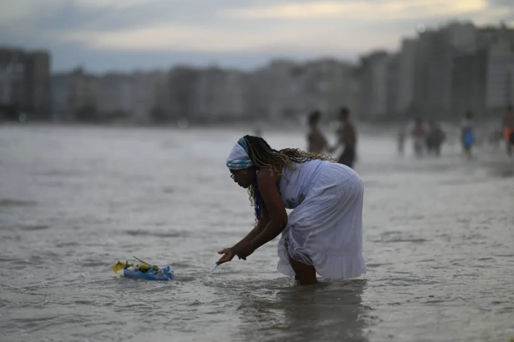 Βραζιλία: Λιτανείες και προσφορές στη θεά της θάλασσας για το 2024 – Δείτε εικόνες