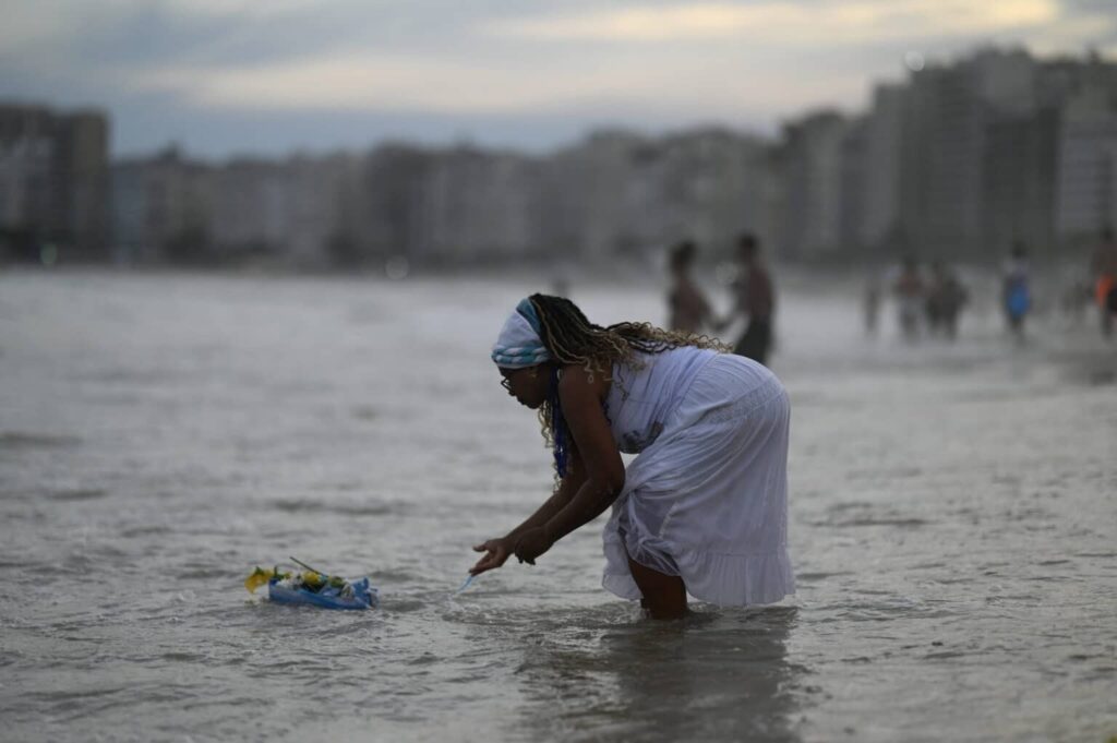 Βραζιλία: Λιτανείες και προσφορές στη θεά της θάλασσας για το 2024 – Δείτε εικόνες