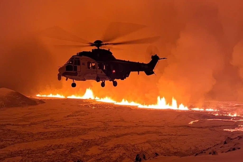Συναγερμός στην Ινδονησία μετά από έκρηξη ηφαιστείου – Εκκενώθηκαν περιοχές, έκλεισε το αεροδρ