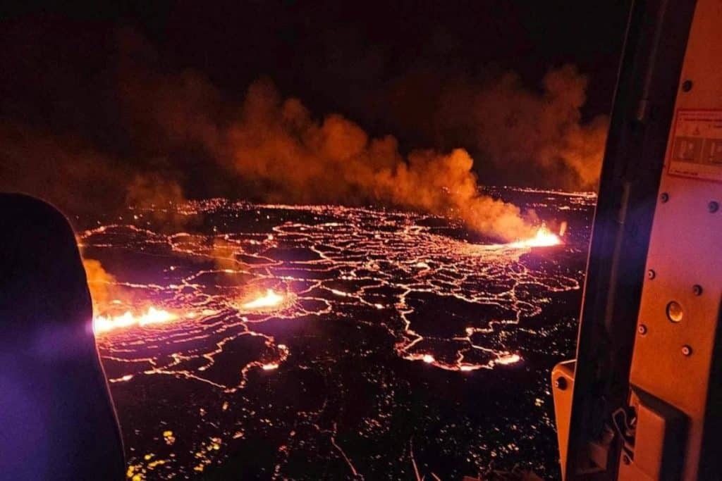 «Βρυχάται» ακόμα το ηφαίστειο στην Ισλανδία – Εντυπωσιακές εικόνες από drone