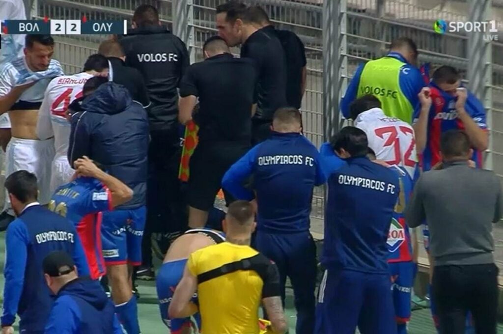Βόλος – Ολυμπιακός: Προσωρινή διακοπή στο 90+5′ λόγω επεισοδίων [εικόνες & βίντεο]
