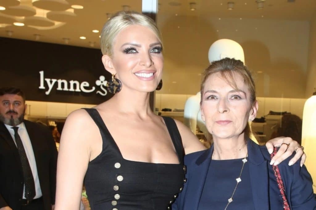 «Είσαι άρρωστος!» – Σούσουρο στο twitter με φωτογραφία της Καινούργιου με την μητέρα της