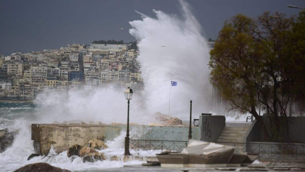 Καιρός: Χειμωνιάτικη εισβολή από την Ιταλία – Έρχεται κακοκαιρία με βροχές, καταιγίδες και βοριάδες