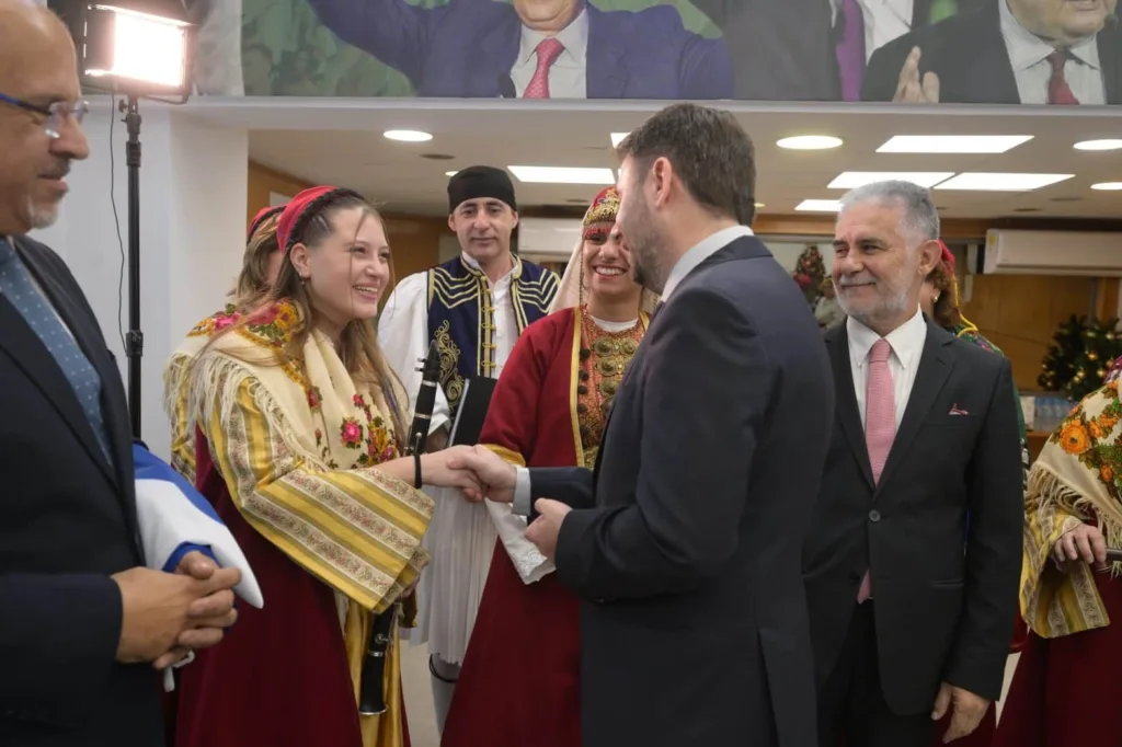 Κάλαντα στον Ανδρουλάκη από Αρκάδες και Κρητικούς χορευτές – Συμμετείχαν και ΑμΕΑ καλλιτέχνες