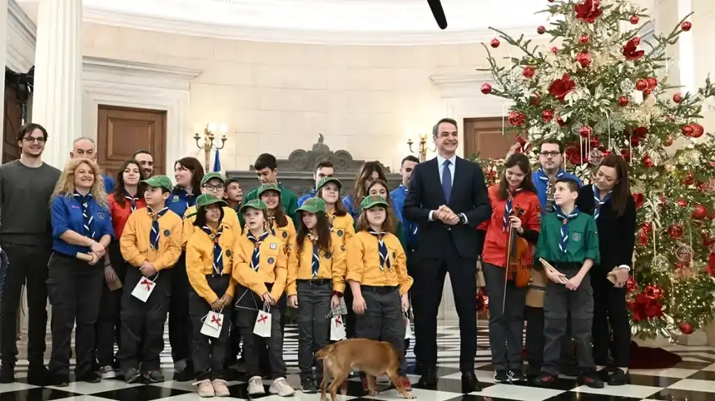 Κυριάκος Μητσοτάκης: Άκουσε τα κάλαντα από το Σώμα Ελλήνων Προσκόπων – Την παράσταση έκλεψε ο