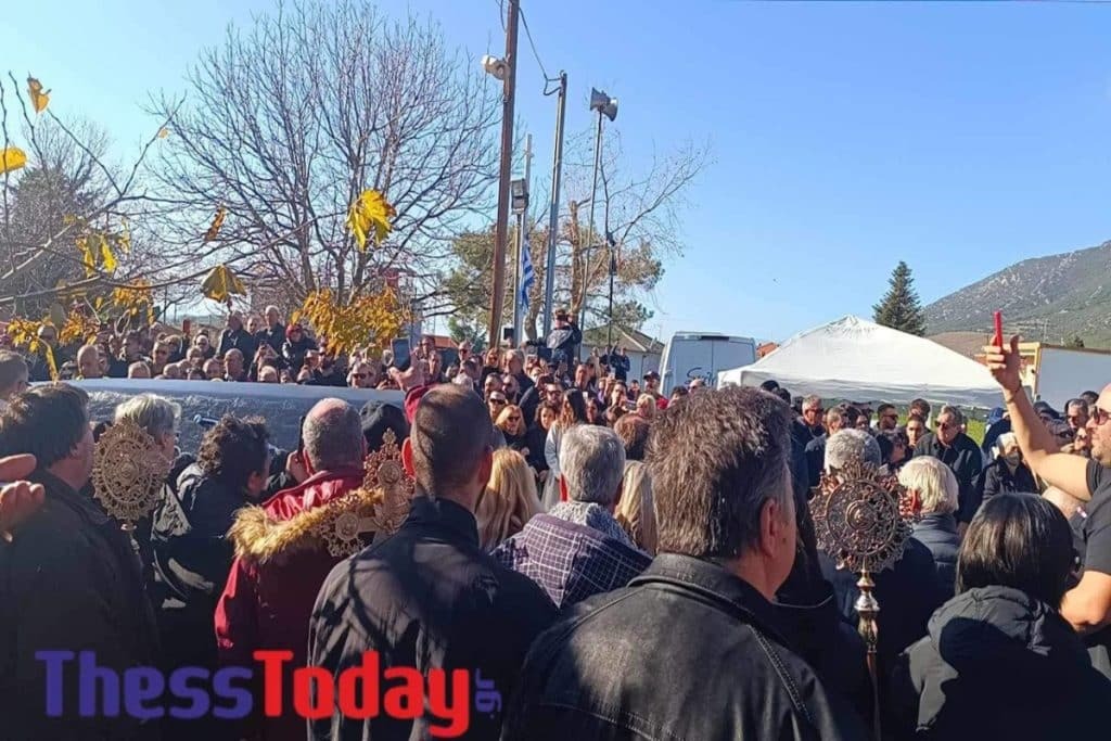 Βασίλης Καρράς: Θρήνος στο Κοκκινοχώρι Καβάλας – Με χειροκροτήματα και πένθιμες καμπάνες υποδέχτηκαν τη σορό – Παρόντες Ρέμος, Οικονομόπουλος, Πάολα και Μενιδιάτης