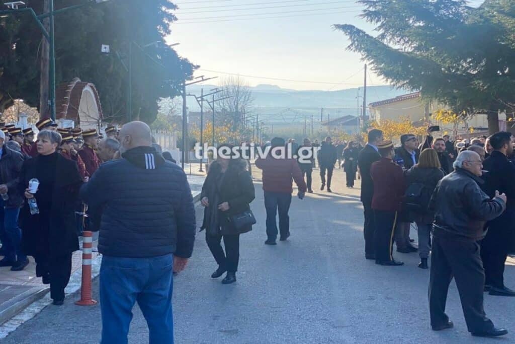 Βασίλης Καρράς: «Αυλαία» για τον τραγουδιστή που λάτρεψε το πανελλήνιο στο Κοκκινοχώρι Καβάλας – Πλήθος κόσμου στην ταφή του [βίντεο]