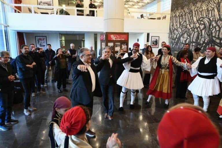 Τσακώνικα κάλαντα στον Δημήτρη Κουτσούμπα – Έσυρε τον χορό ο Γενικός Γραμματέας [βίντεο]
