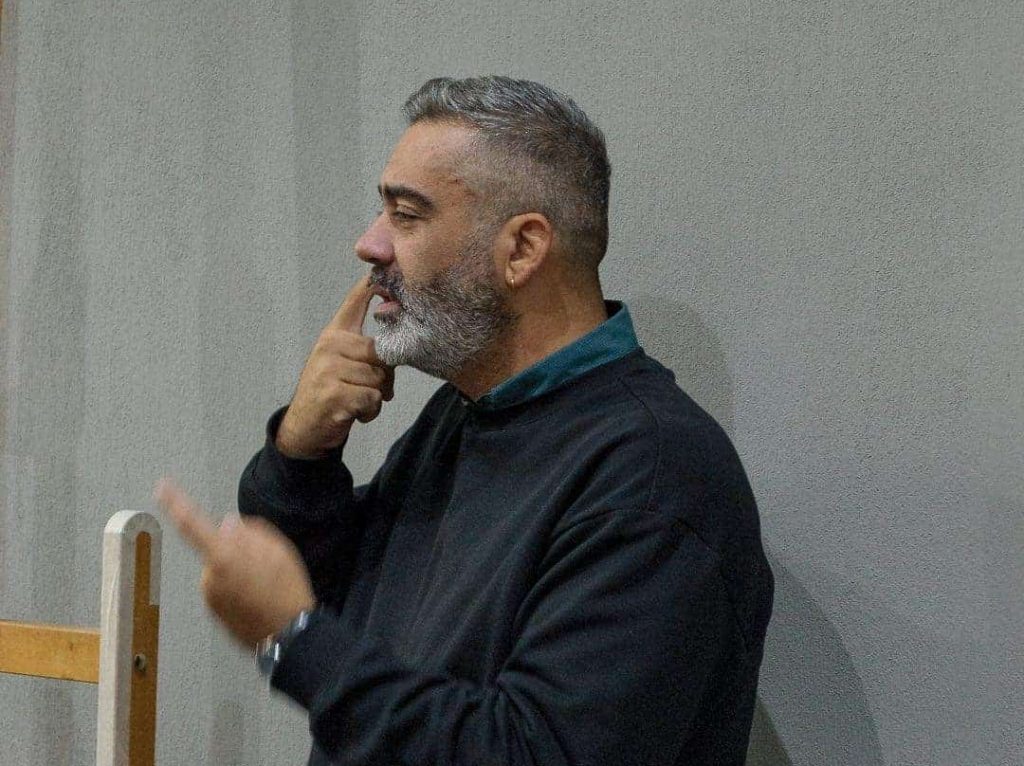 Θεσσαλονίκη: Διερμηνέας νοηματικής γλώσσας «τραγουδάει» σε κωφούς [Βίντεο]