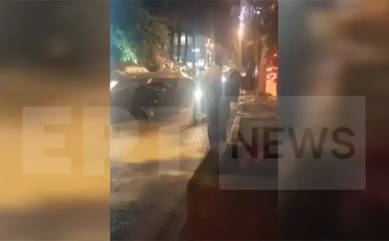Κλειστή η κάθοδος της λεωφόρου Γαλατσίου – Αυτοκίνητο προσέκρουσε σε παρκαρισμένο όχημα και ανατράπηκε