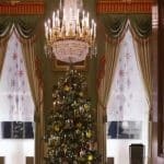 Λευκός Οίκος: Αυτοί είναι οι Χριστουγεννιάτικοι στολισμοί που αφήσαν τη δική τους ιστορία [βίντεο]