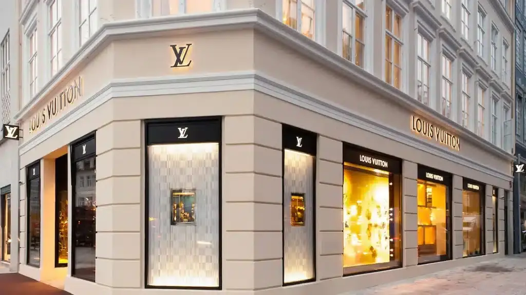 Υπάλληλος της Louis Vuitton δείχνει το δώρο που χάρισε η εταιρεία στους εργαζομένους της για τα Χρισ