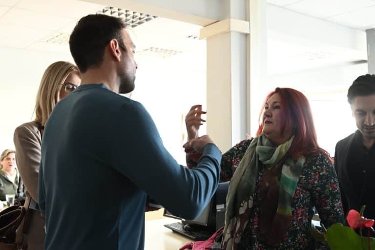 Ευγενία Λουπάκη: Αποχώρησε από το «Κόκκινο» η δημοσιογράφος – Ζητούσαν την απόλυσή της για την φωτογραφία του Κασσελάκη με τον σκύλο του