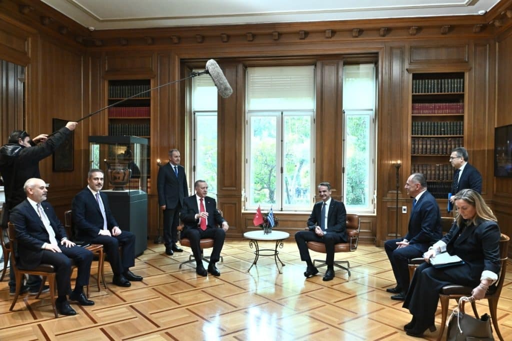 Associated Press: Γιατί ο Ερντογάν επισκέπτεται τώρα την Ελλάδα