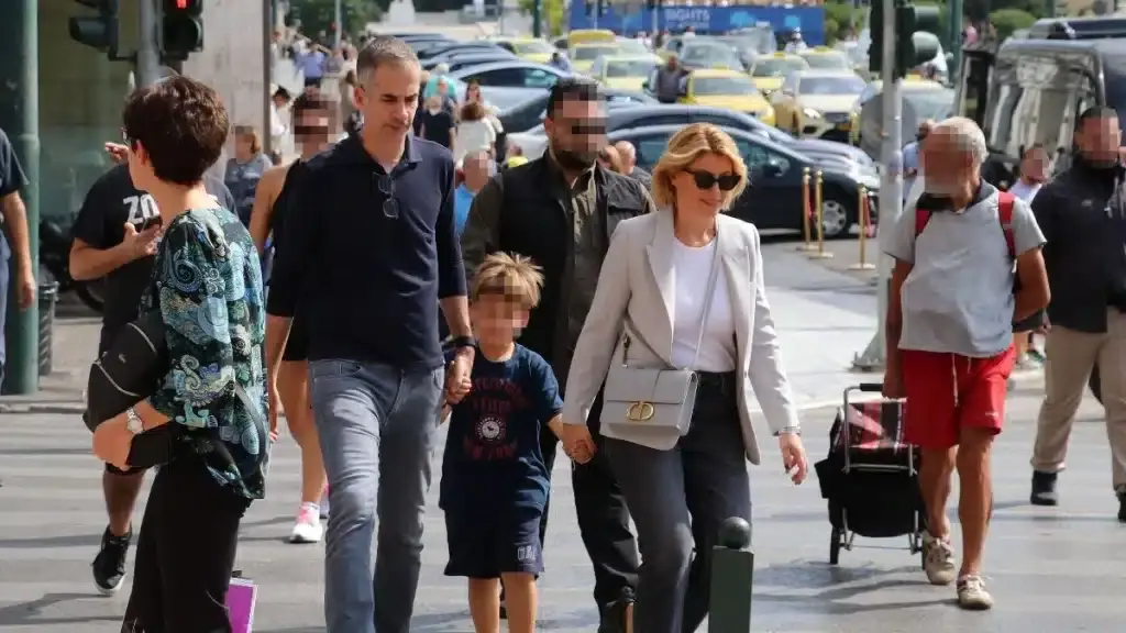 Κώστας Μπακογιάννης: Οικογενειακή απόδραση με τη Σία Κοσιώνη και τον μικρό Δήμο στο Καρπενήσι
