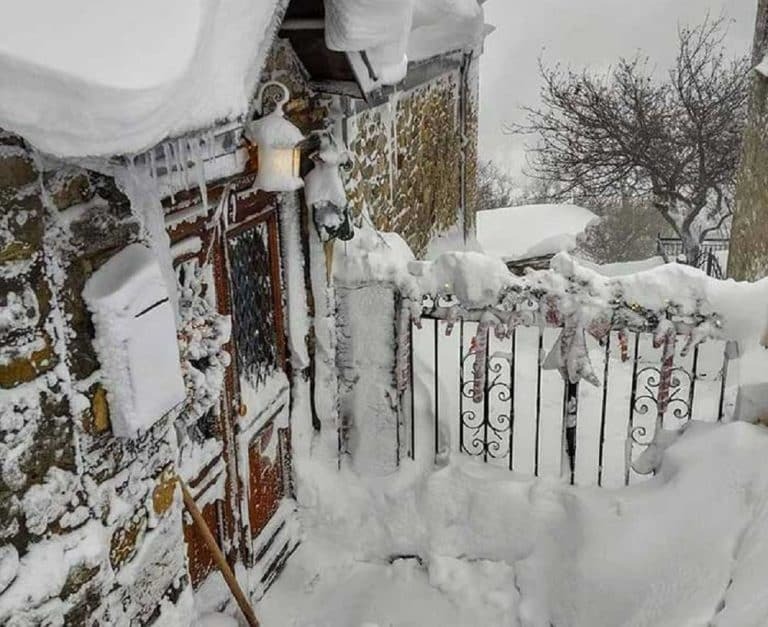Ολόλευκο τοπίο στο Νυμφαίο Φλώρινας – Έφτασε το 1,5 μέτρο το χιόνι [Βίντεο-Εικόνες]