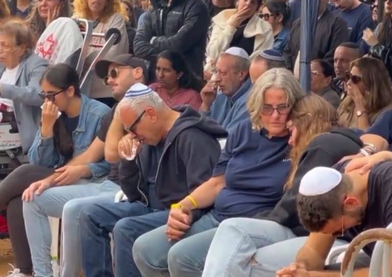 Θρήνος στην κηδεία Ισραηλινού ομήρου – Ο αδελφός του κατηγορεί τον στρατό ότι τον «δολοφόνησε»