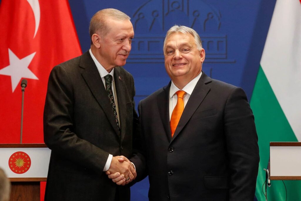 Ο Όρμπαν περίμενε τον Ερντογάν με επιβήτορα- Πώς ανταπέδωσε ο Τούρκος πρόεδρος [Βίντεο]