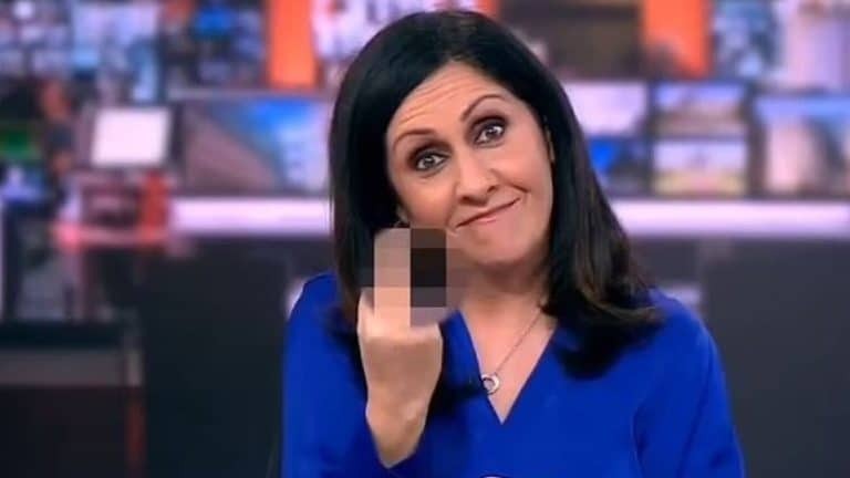 BBC: Παρουσιάστρια βγήκε στον «αέρα» με υψωμένο το μεσαίο της δάχτυλο – Viral το βίντεο στα social media