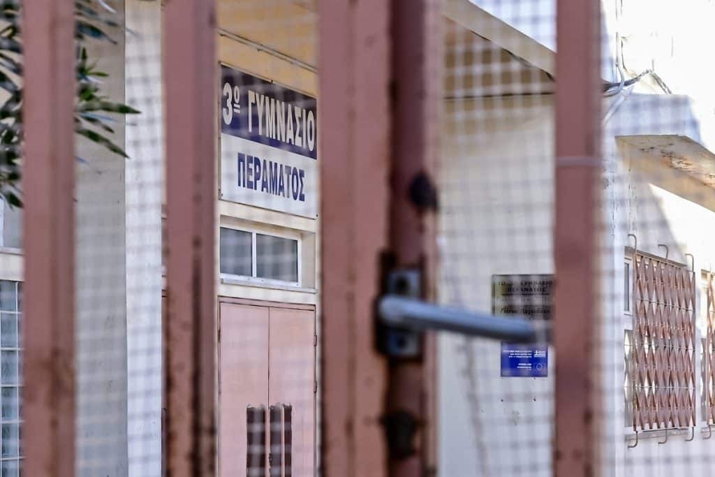 Πέραμα: «Ακούσαμε ένα αχ και μετά μπαμ» – Πώς έπεσε η 14χρονη από τον 3ο όροφο του σχολείου [β