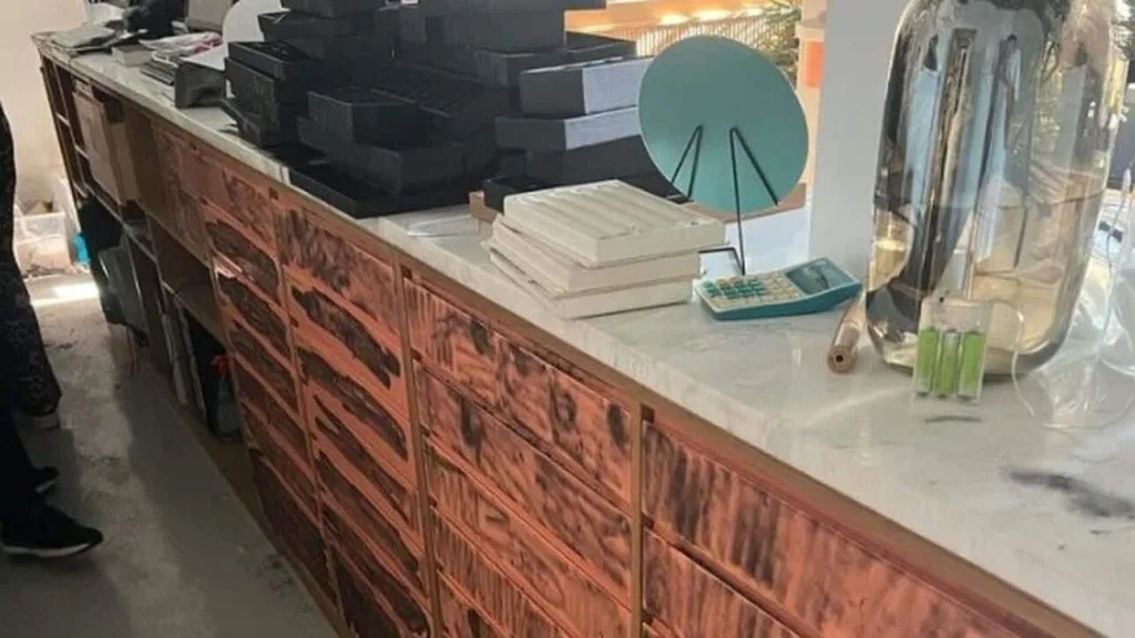 Κινηματογραφικό ριφιφί σε γνωστό κοσμηματοπωλείο στο κέντρο της Αθήνας