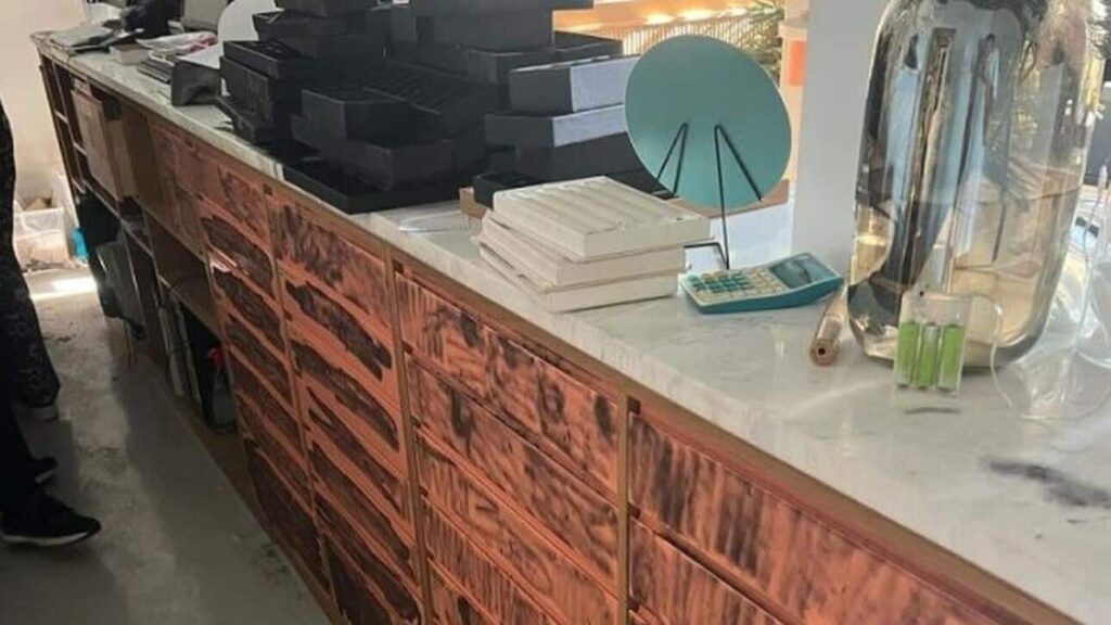 Κινηματογραφικό ριφιφί σε γνωστό κοσμηματοπωλείο στο κέντρο της Αθήνας