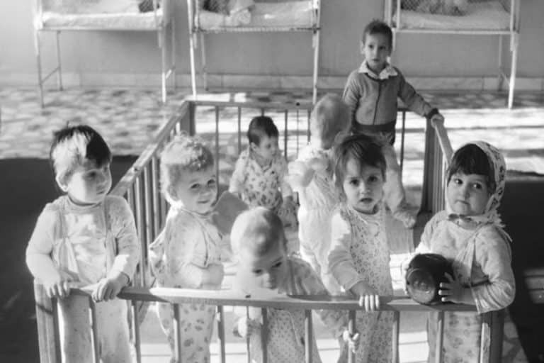 Ρουμανία: Η φρίκη σε όλο της το μεγαλείο – Λιμοκτονία και κακοποίηση στα ορφανοτροφεία της εποχής Τσαουσέσκου