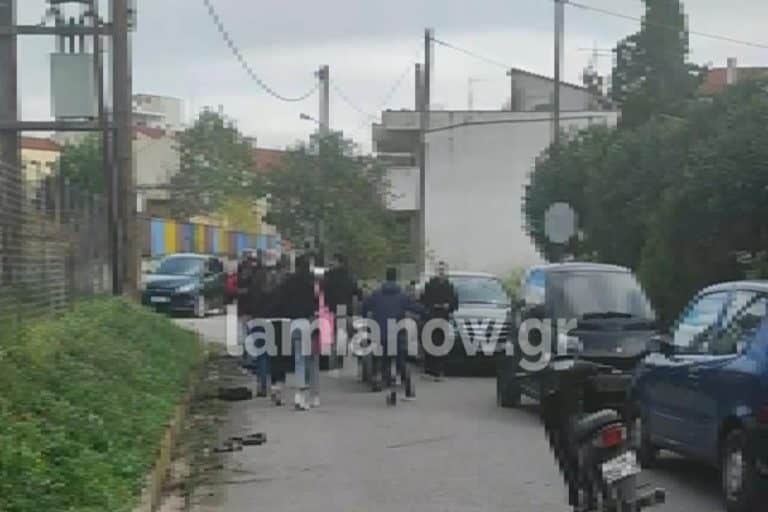 Ο κακός χαμός στη Λαμία: Μαθητές πλακώθηκαν στο ξύλο κοντά σε σχολείο [βίντεο]