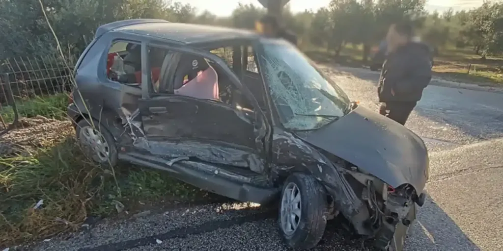 Σφοδρή σύγκρουση δύο αυτοκινήτων στα Σπάτα – Ένας τραυματίας [Εικόνες]