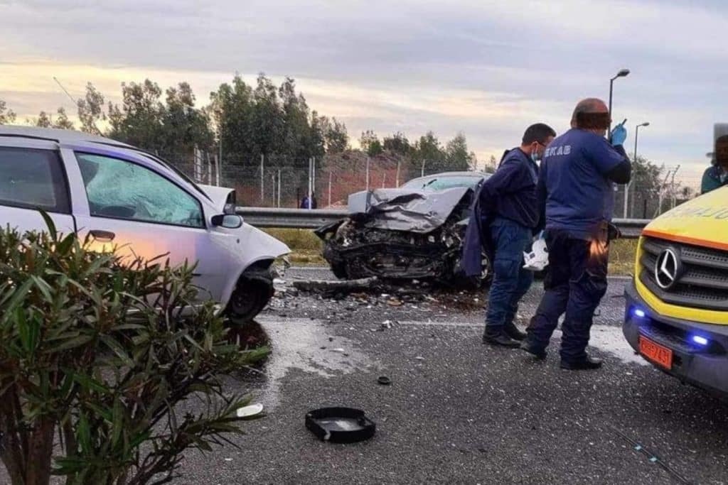 Τροχαίο δυστύχημα στα Σπάτα: Συγκλονίζει ο σύζυγος – «Πήγε άδικα η γυναίκα μου, έχω 4 παιδιά, τί θα κάνω;»