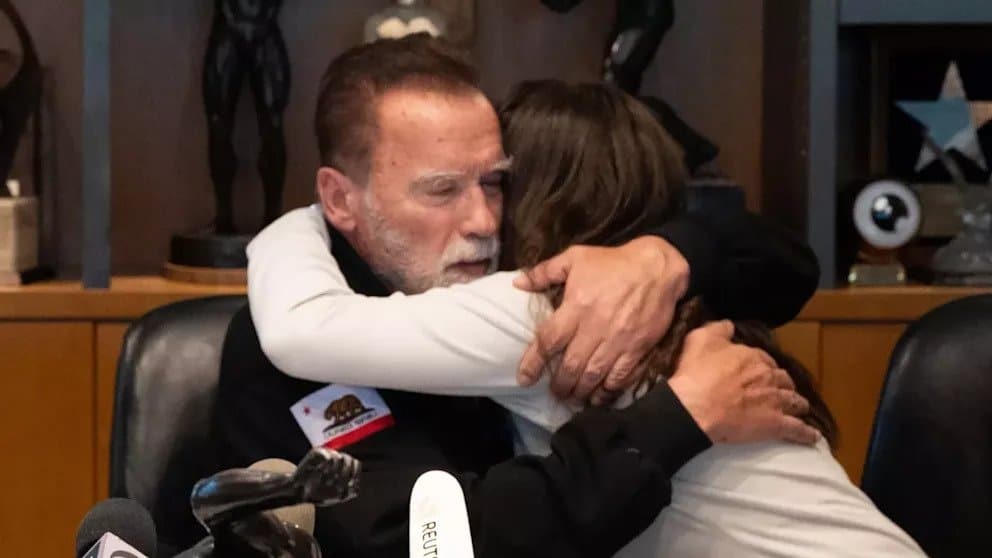 Λύγισε ο «σκληρός της μεγάλης οθόνης» - Η συγκινητική στιγμή όπου ο Σβαρτσενέγκερ συναντά πρώην όμηρο της Χαμάς [Βίντεο]