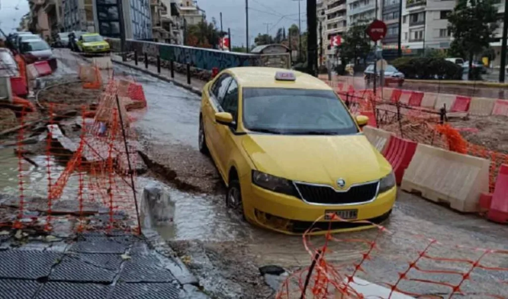 Κακοκαιρία: Οδόστρωμα στη Λεωφόρο Αλεξάνδρας «κατάπιε» ταξί