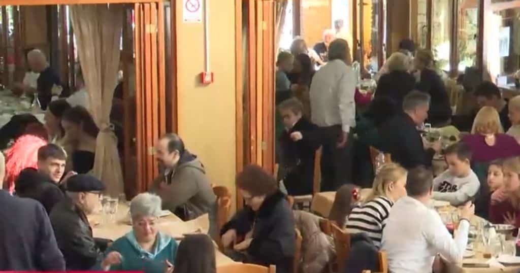 Χριστούγεννα: Ασφυκτικά γεμάτες ταβέρνες & εστιατόρια – Δεν έπεφτε καρφίτσα