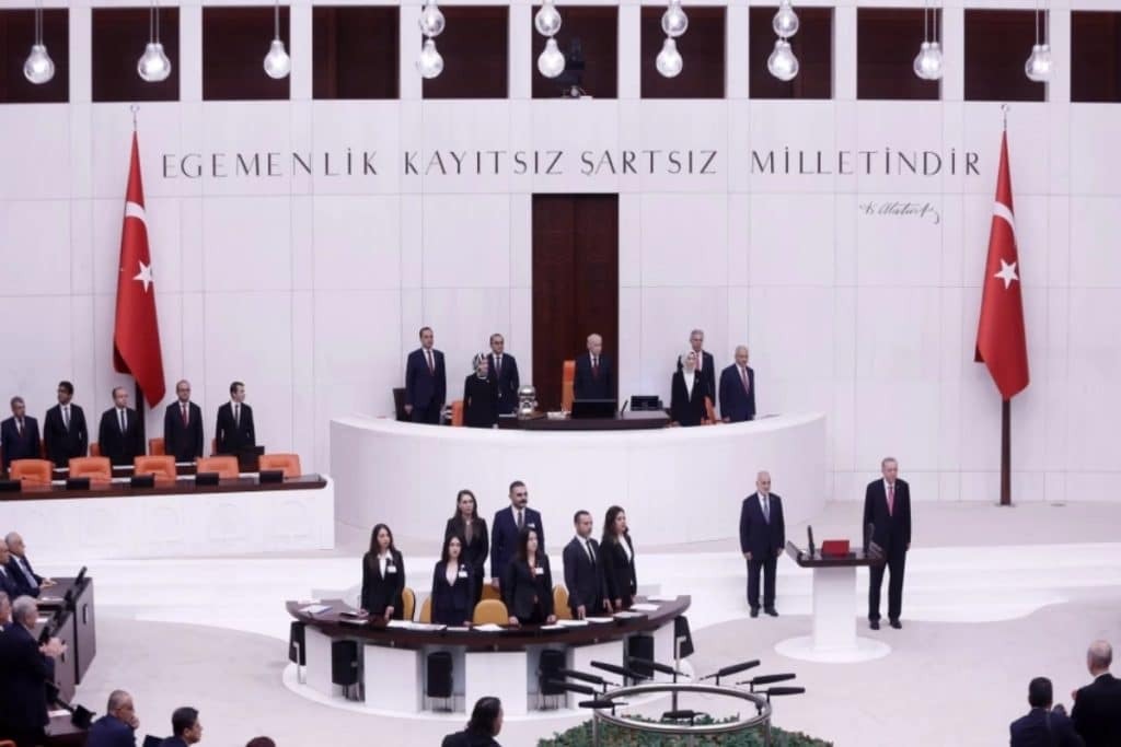 Σοκ στην Τουρκία: Βουλευτής έπαθε καρδιακή προσβολή στο βήμα της Βουλής [βίντεο]