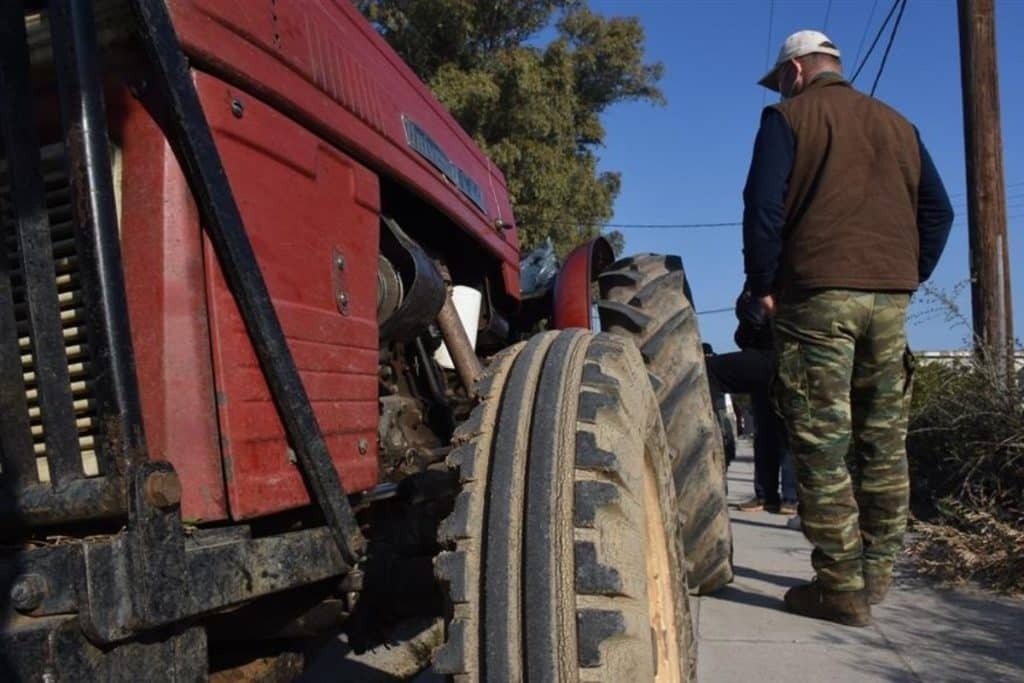 Σε κλοιό κινητοποιήσεων η χώρα – Αγρότες διασχίζουν χωράφια για να αποφύγουν το μπλόκο της ΕΛΑ